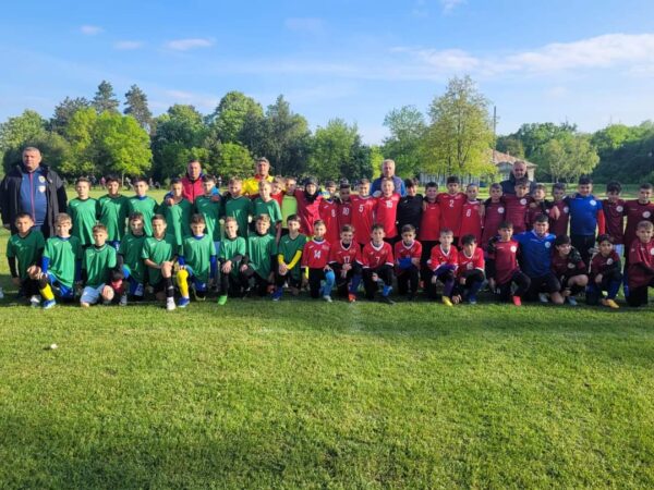 11 copii legitimați la cluburi din județul nostru vor fi prezenți în luna iunie în tabăra de vară de la Govora, unde vor intra într-un proces de testare și monitorizare. Aceștia au depășit atât selecțiile județene, cât și pe cea regională, organizată la Nucet. Juniorii U11: Andrei Răduță (portar - Luceafărul Târgoviște), Marius Dan (fundaș - Phoenix Târgoviște), Andrei Neagoe (fundaș - Luceafărul Târgoviște), Gabriel Iana (mijlocaș - Luceafărul Târgoviște), Costantin Barac (mijlocaș - Phoenix Târgoviște), Antonio Cernoiu (mijlocaș - Kinder Târgoviște), Ștefan Enache (atacant - Kinder Târgoviște). Juniorii U12: Eduard Pană (portar - Luceafărul Târgoviște), David Terec (mijlocaș - Flacăra Moreni), Andreas Ilie (mijlocaș - Phoenix Târgoviște) Juniori U13: Rareș Mircea (mijlocaș - Luceafărul Târgoviște)