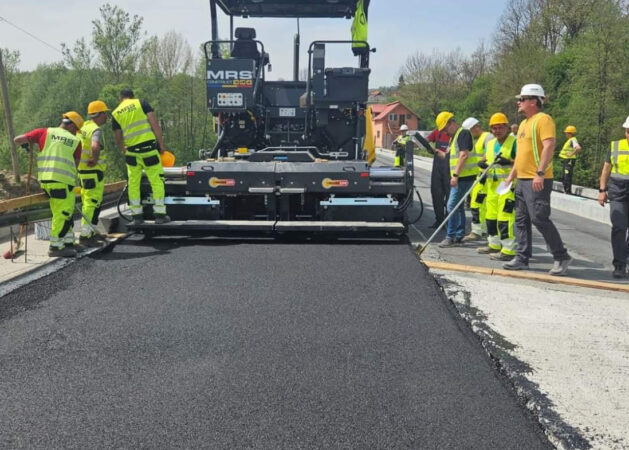 Pe podul de pe DJ 724 Malu cu Flori - Pucheni, s-a turnat primul strat de asfalt, acest obiect face parte din cadrul unei investiții de 76.000.000