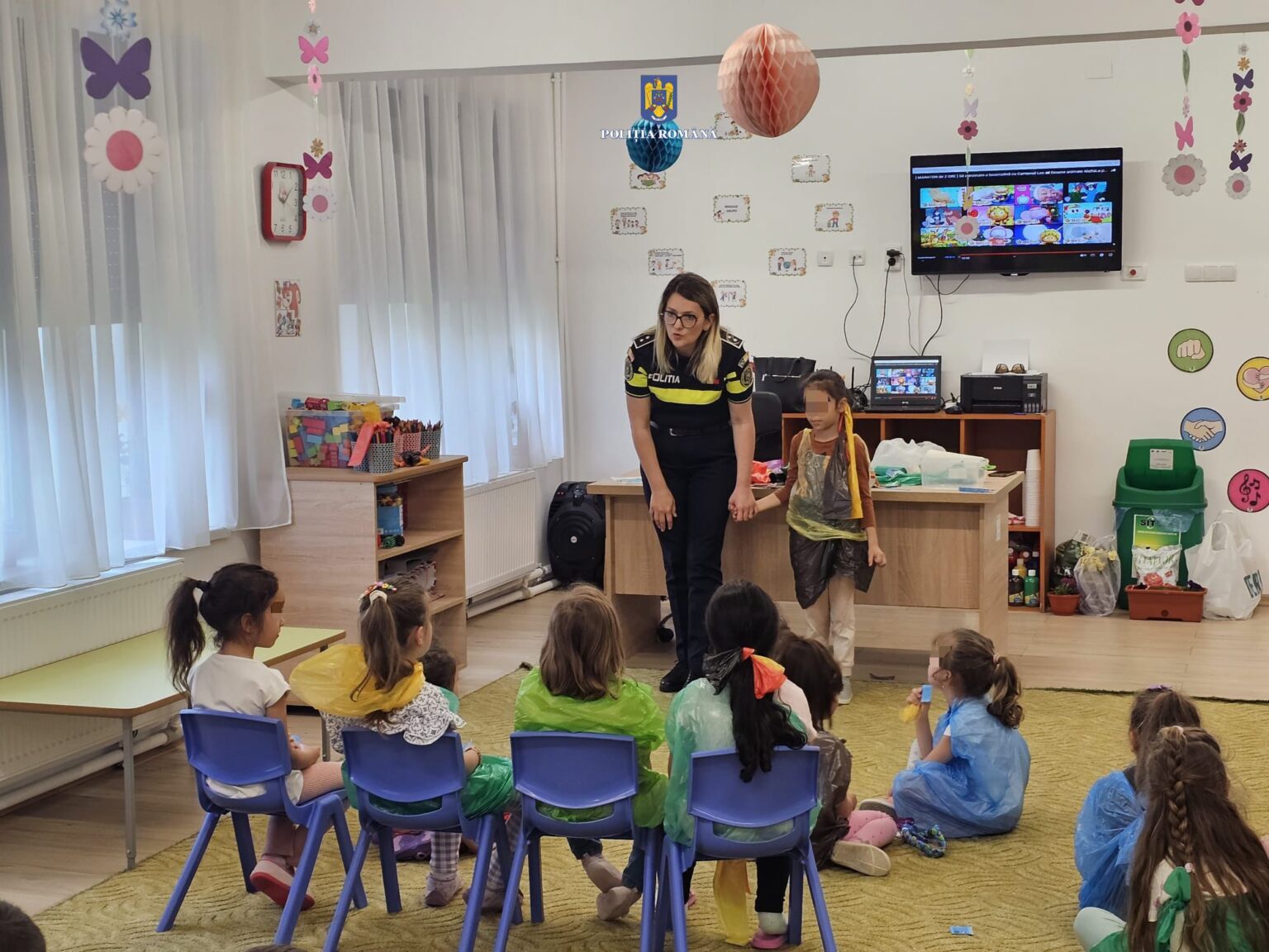 Un mediu școlar sigur, prioritatea polițiștilor dâmbovițeni În perioada 11-17 aprilie a.c., polițiștii din cadrul Biroului Siguranță Școlară Dâmbovița au desfășurat 44 de activități informativ-preventive la 7 unități de învățământ din localitățile Târgoviște, Voinești și Moreni.