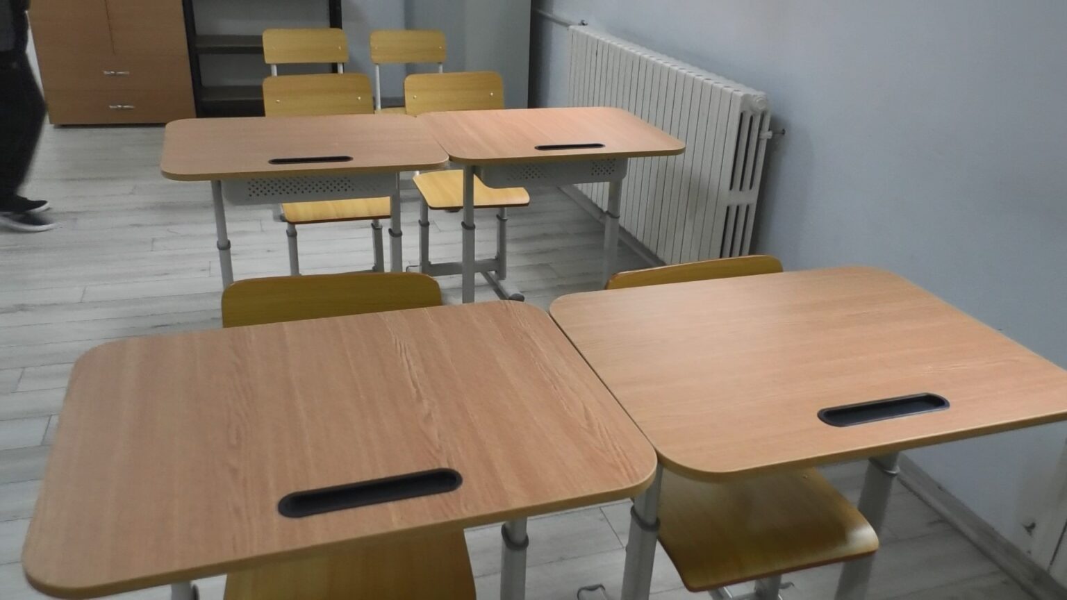 A început dotarea cu mobilier și aparatură de ultimă generație în cele 31 de unități școlare și preșcolare din Târgoviște Administrația locală târgovișteană a anunțat că s-a dat startul livrării în cadrul contractului care vizează dotarea cu mobilier