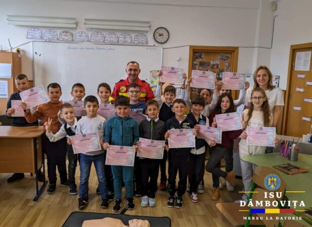 La  Școala Gimnazială "Prof. Paul Bănică" din Târgoviște, a avut loc o sesiune esențială de pregătire în acordarea primului ajutor.