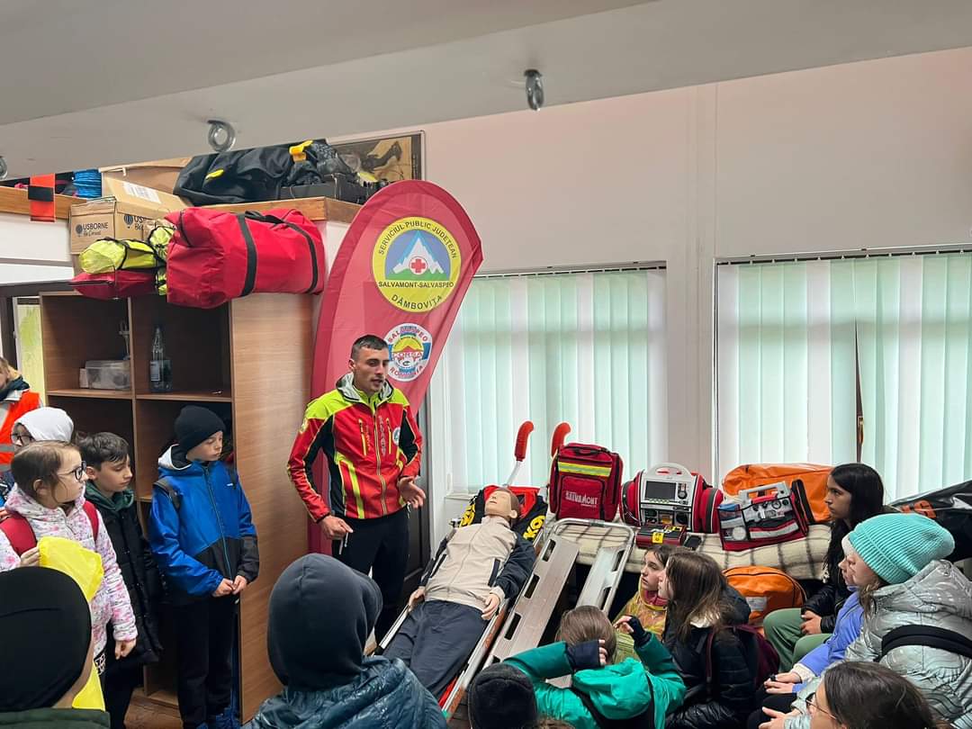 Serviciul Public Judetean Salvamont Salvaspeo Dâmbovița a continuat activitățile educative și demonstrațiile în aer liber, în cadrul programului „Școala Altfel”, la Baza Peștera.