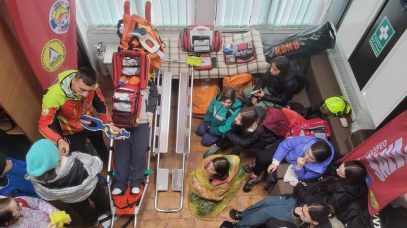 Siguranță pe munte: „Școala Altfel” la Salvamont Dâmbovița Serviciul Public Judetean Salvamont Salvaspeo Dâmbovița a continuat activitățile educative și demonstrațiile în aer liber, în cadrul programului „Școala Altfel”, la Baza Peștera.