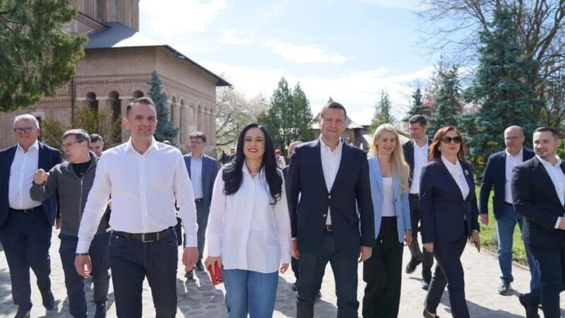 Cei doi demnitari, ministrul Muncii Simona Bucura-Oprescu și comisarul european Nicolas Schmit alături de primarul municipiului Târgoviște