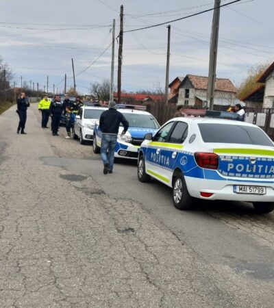 La un pas de tragedie, forțele de ordine au intervenit la timp Ieri, în jurul orei 13:10, polițiștii din cadrul Poliției Orașului Titu au fost sesizați de către o femeie de 56 de ani, din Sălcuța