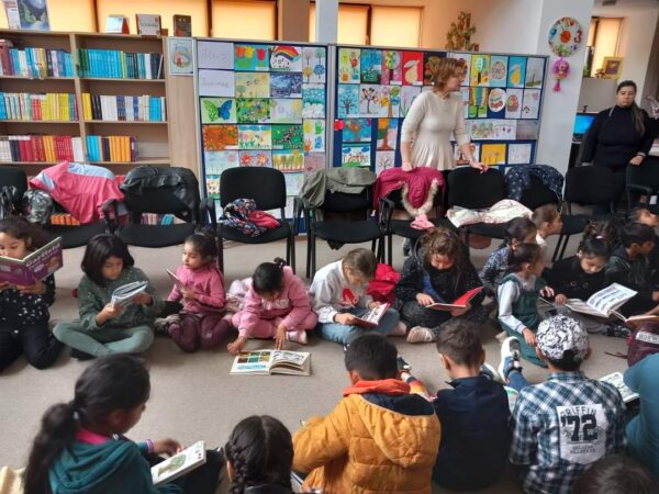 În căsuța poveștilor Ieri, 25.04.2024, Filiala pentru Copii a Bibliotecii Județene ”I. H. Rădulescu” Dâmbovița a primit vizita elevilor de