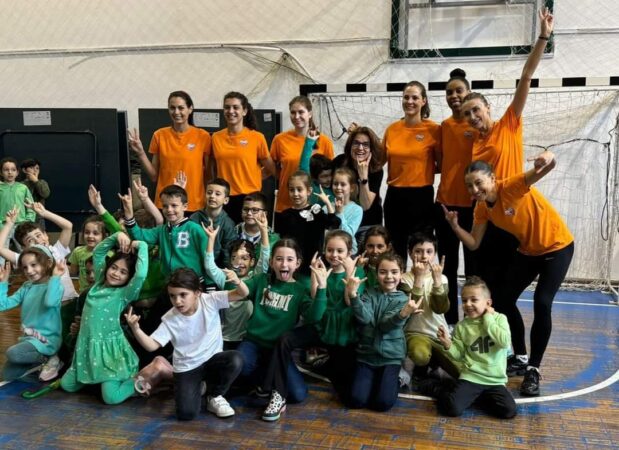 Voleibalistele de la CSM Târgoviște, inspiră tinere talente la Școala Gimnazială “Coresi” din Târgoviște Ieri, echipa de volei CSM Târgoviște a adus o experiență pozitivă la Școala Gimnazială “Coresi” din Târgoviște. Cu un spirit vibrant