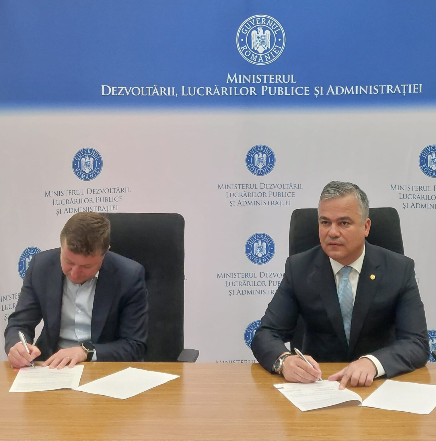 S-a semnat contractul de finanțare pentru modernizare străzi și reabilitare podețe în comuna Ocnița Primarul comunei Ocnița, Eduard Barcău a semnat contractul de finanțare pentru modernizare străzi și reabilitare podețe în comuna Ocnița în valoare de 5.317.671,92 lei.