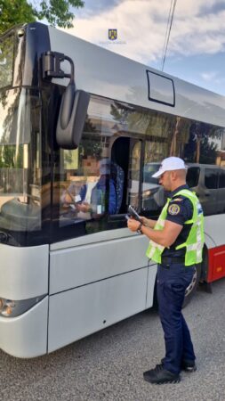 Șoferul unui autovehicul destinat transportului școlar, a fost  surprins de polițiști sub influența alcoolului.