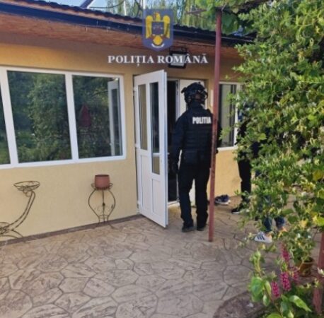 Polițiștii din cadrul Poliției Orașului Fieni, în baza unui mandat de aducere, au condus la audieri un bărbat de 45 de ani, din Bucșani, care se sustrăgea cercetărilor.