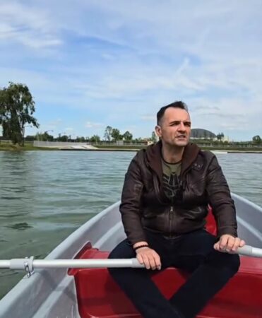 Primarul municipiului Târgoviște, Cristian Daniel Stan a anunțat ieri, că au sosit primele bărci și hidrobiciclete pe lacul din parcul de lângă Complexul Turistic de Natație.