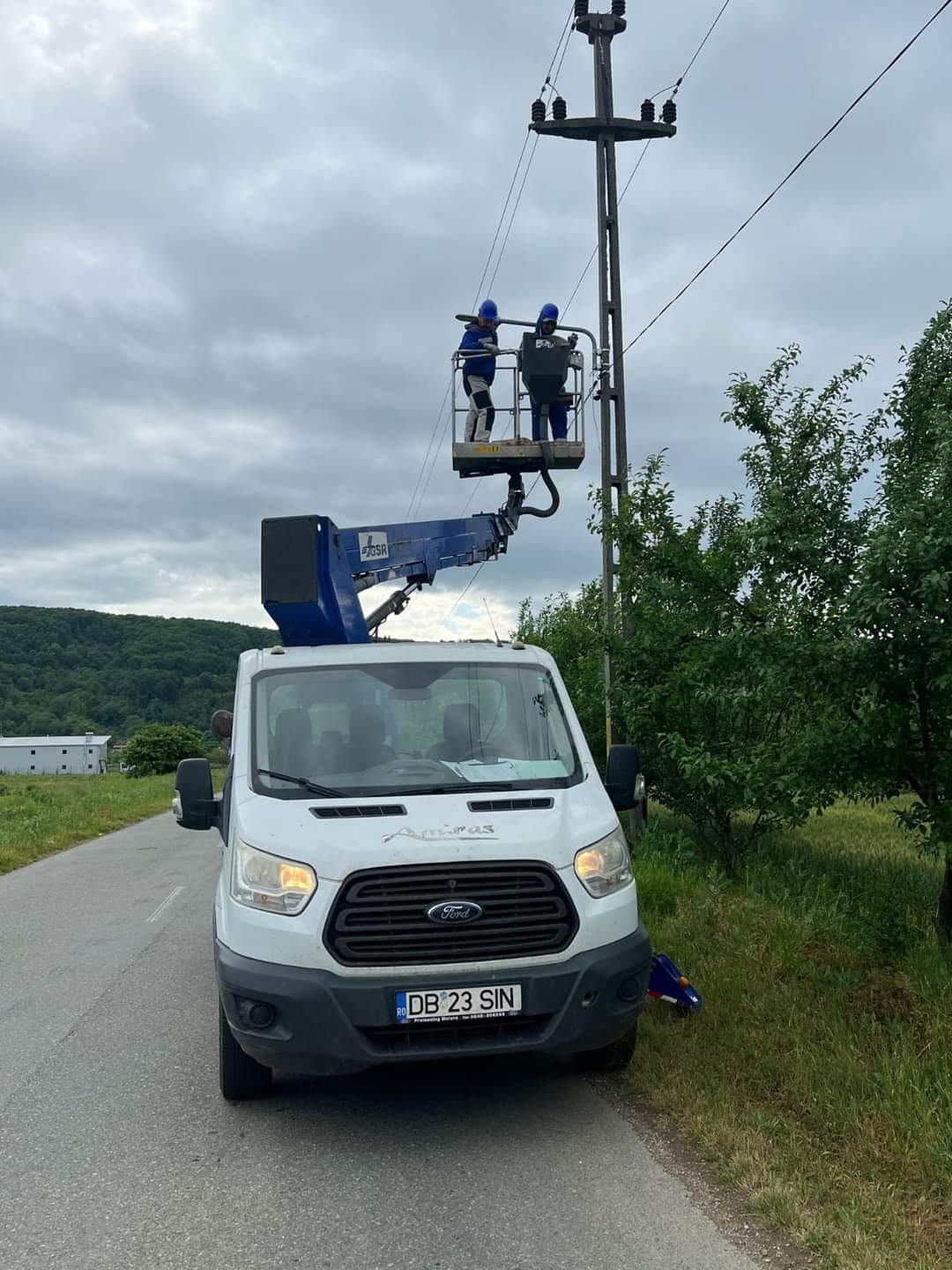 În comuna Mănești, se modernizează iluminatul public, proiect finanțat de Administrația Fondului pentru Mediu.