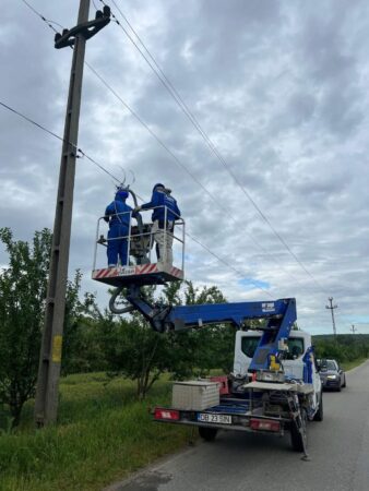 În comuna Mănești se modernizează iluminatul public În comuna Mănești, se modernizează iluminatul public, proiect finanțat de Administrația Fondului pentru Mediu.