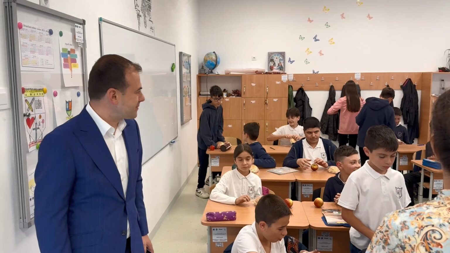 473 de copii de la școlile și grădinițele din comuna Răzvad, beneficiază de  Programul "Masă Sănătoasă",astfel fiecare copil primește  un pachet alimentar format dintr-un sandviș și fruct.