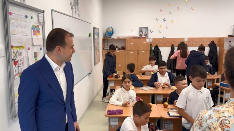 473 de copii de la școlile și grădinițele din comuna Răzvad, beneficiază de  Programul "Masă Sănătoasă",astfel fiecare copil primește  un pachet alimentar format dintr-un sandviș și fruct.