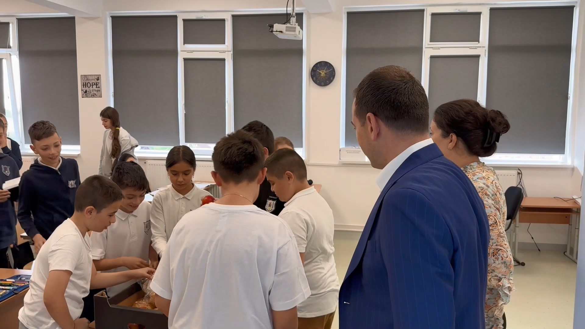 473 de copii de la școlile și grădinițele din comuna Răzvad, beneficiază de Programul "Masă Sănătoasă",astfel fiecare copil primește un pachet alimentar format dintr-un sandviș și fruct.