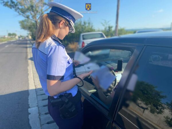  Polițiștii din cadrul Secției nr. 8 Poliție Rurală Valea Mare au oprit pentru control, pe drumul comunal 91B, în comuna Crângurile, un autoturism condus de un bărbat de 47 de ani, din Petrești.