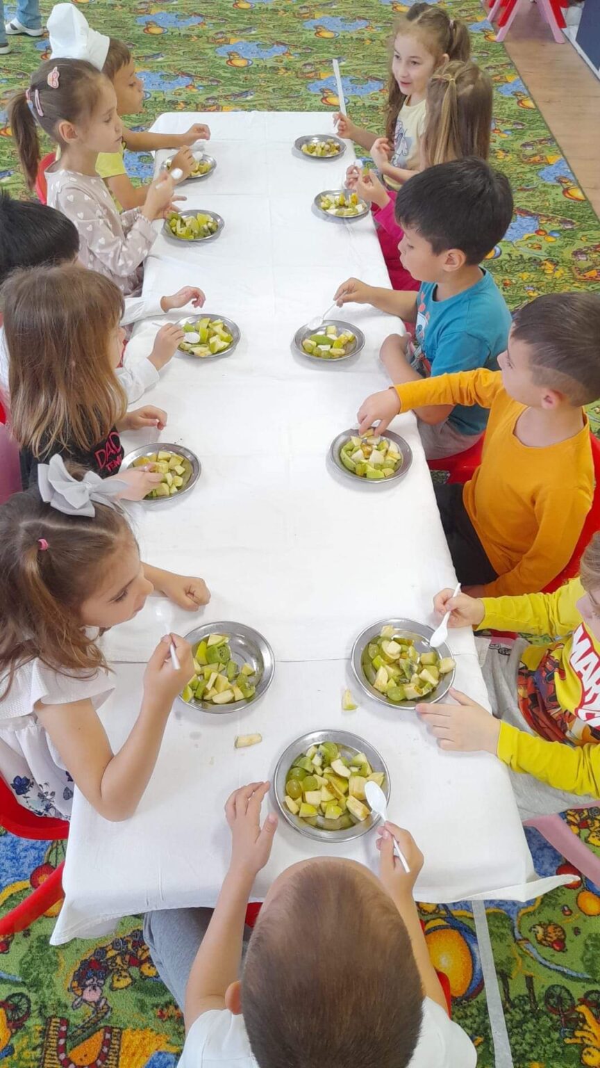 Preșcolarii grupei mari "Albinuțele" de la Grădinița cu Program Prelungit nr.15 Târgoviște au învățat împreună cu Fifi și Bondarel, ce înseamnă comportamentele sănătoase. Fifi și Bondarel sunt cei doi prieteni ai copiilor din cadrul proiectului local "Cum să creștem sănătoși". Coordonați de doamnele educatoare Antohe Monica și Diaconeasa Elena-Simona, copiii au desfășurat o serie de activități interactive, in cadrul cărora și-au dezvoltat cunoștințele cu privire la stilul de viață sănătos și componentele sale: odihna, mișcare, alimentație sănătoasă, dezvoltare emoțională și relații armonioase bazate pe comunicarea asertiva. Proiectul local "Cum să creștem sănătoși" este implementat în județul nostru de Centrul de Prevenire, Evaluare și Consiliere Antidrog Dâmbovița in colaborare cu Inspectoratul Școlar Județean Dâmbovița și Casa Corpului Didactic Dâmbovița.