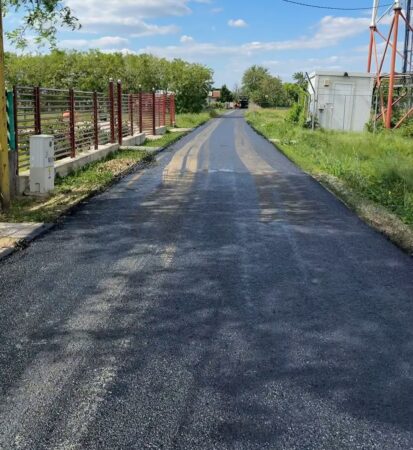 Sunt în plin proces de implementare investiții prin PJDL. Se toarnă asfalt pe unele  străzi din comuna Corbii Mari c