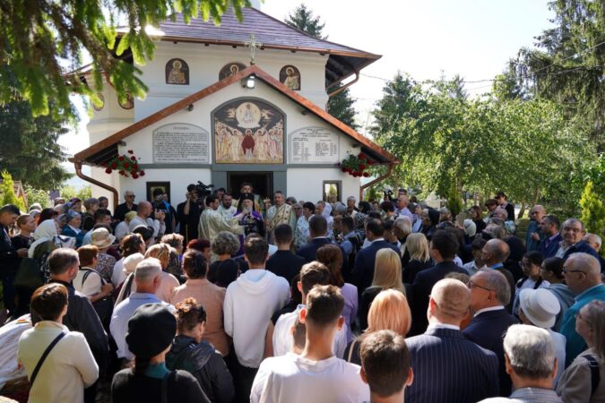 Încă de la primele ore ale dimineții, numeroși credincioși, dintre care mulți tineri, au participat, în ziua de duminică, 26 mai 2024, la ceremoniile