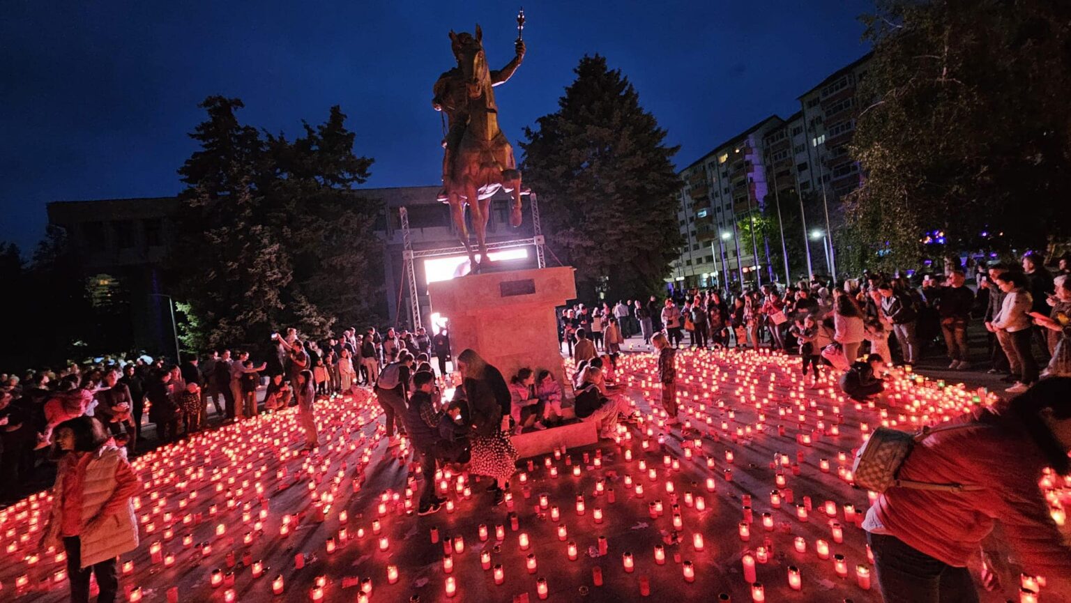 Aseară la Târgovişte: 2025 de candele au aprins  “Calea Luminii”  