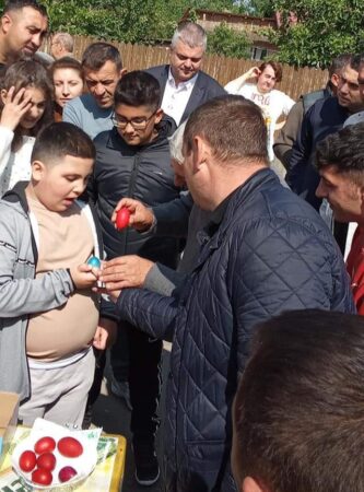 La Gura Foii a avut loc tradiționalul concurs de ciocnit ouă, foienii, cu mic, cu mare s-au adunat în locul obișnuit,  la magazinul lui Daniel Oproiu.