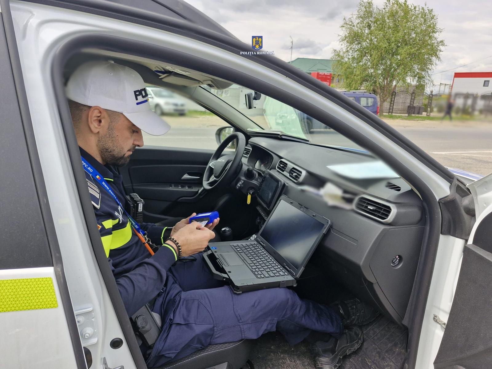 De asemenea, pe parcursul zilei de ieri, polițiștii din cadrul Biroului Rutier au depistat un tânăr de 16 ani, din Târgoviște, care ar fi condus un autoturism, deși nu deține permis de conducere.