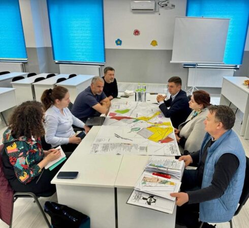 În  comuna Corbii Mari se va  realiza cel mai mare PARC FOTOVOLTAIC din țară  Administrația locală deja a avut o întâlnire cu investitorii, s-au purtat discuții despre organizarea de șantier întrucât lucrările privind construcția vor începe în această toamnă.