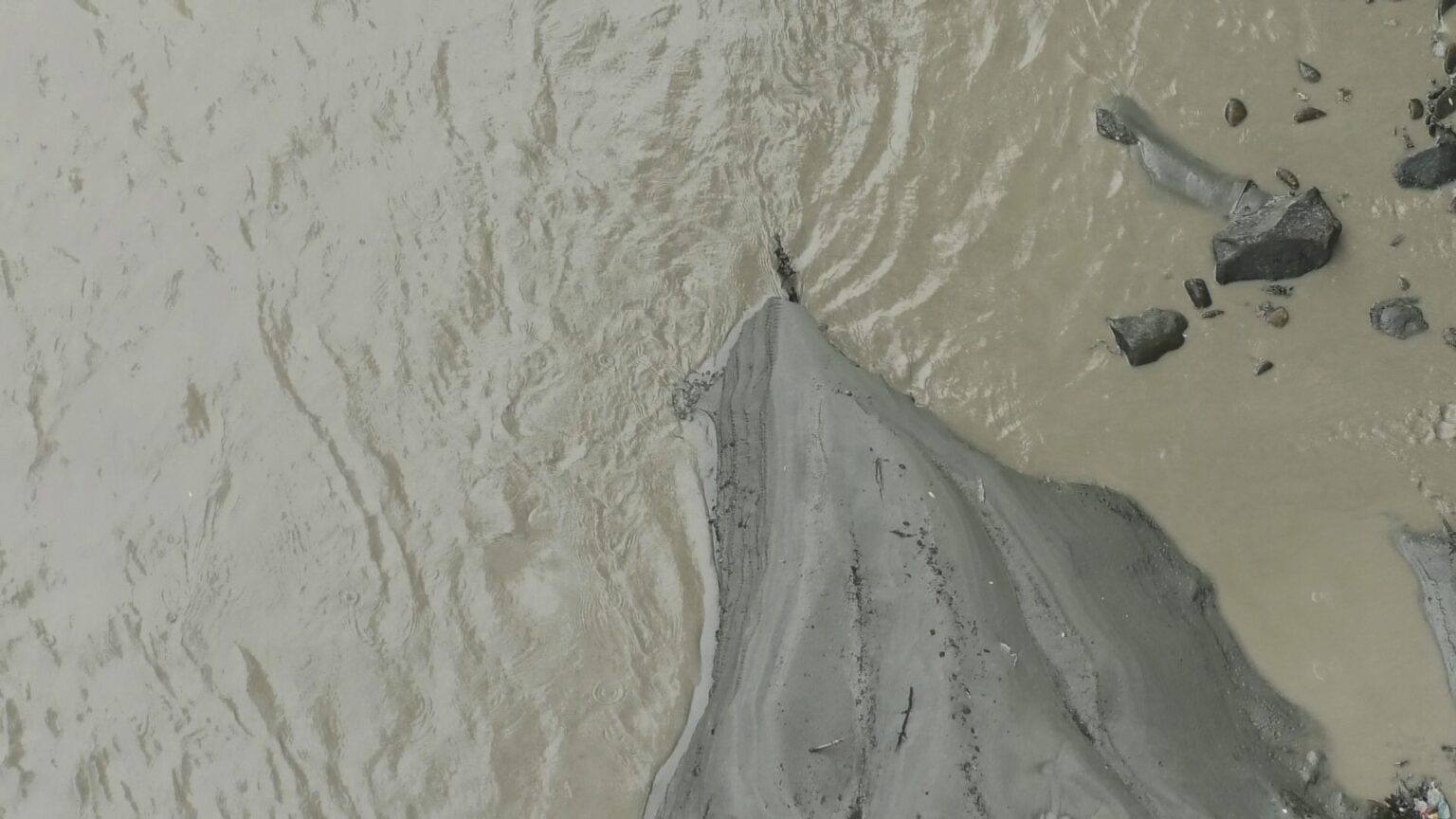 În ultimele zile, a avut loc un dezastru ecologic de proporții în județul Dâmbovița, cauzat de deversarea necontrolată a 500.000