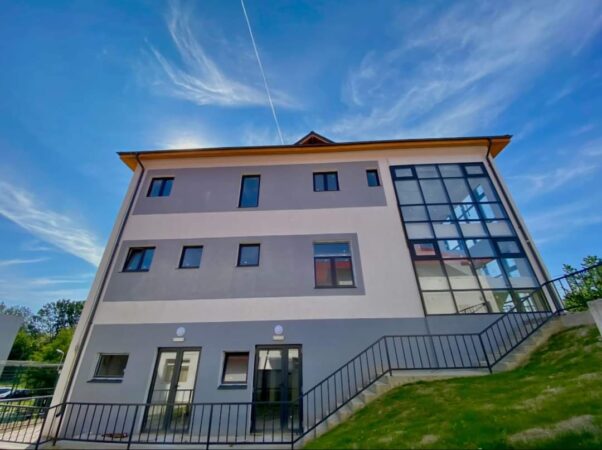 Dispensarul medical din comuna Mănești este aproape finalizat, fiind o investiție majoră realizată de administrația locală condusă de primarul Alexandru Constantin.