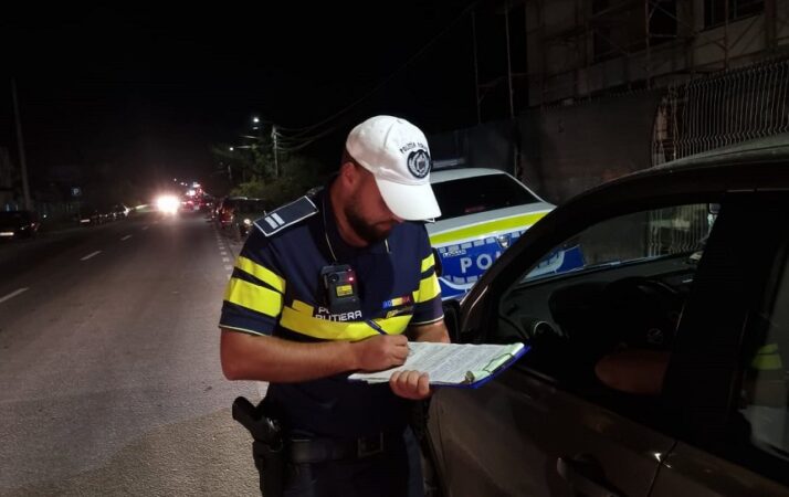 În jurul orei 21:15, polițiștii din cadrul Poliției Orașului Titu au surprins în trafic un tânăr, de 22 de ani, în timp ce ar fi condus