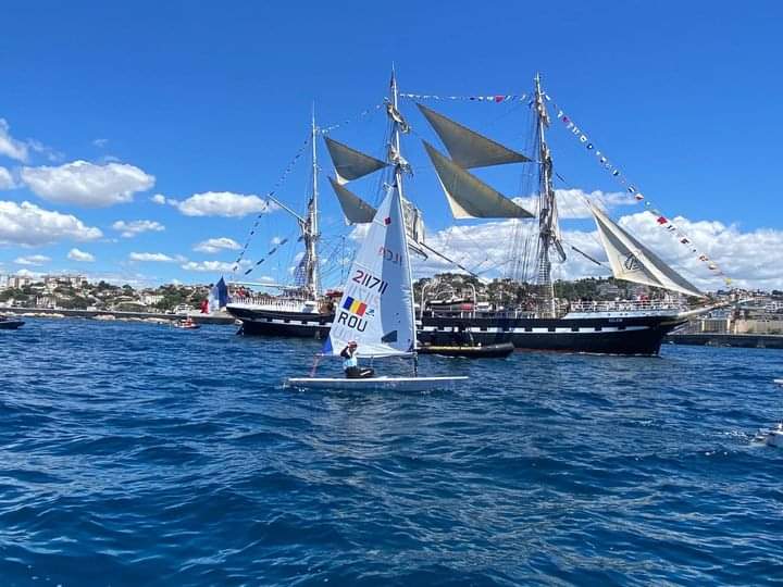 Flacăra Olimpică, aprinsă în Olympia pe 16 aprilie și îmbarcată ulterior pe Belem, singura ambarcațiune franceză cu trei catarge capabilă să mai navigheze,a ajuns joi seară la Marsilia.