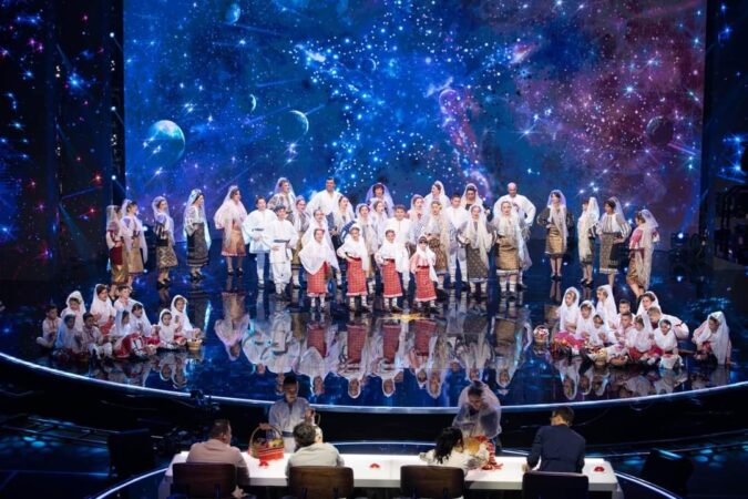 Ansamblul „Florile Malului” a adus în fața românilor, „Hora Satului” pe scena „ Românii au talent” Ansamblul „Florile Malului” a adus în fața românilor, „Hora Satului” pe scena „ Românii au talent ”, a fost o seară memorabilă care a scris o nouă filă in istoria comunei Malu cu Flori dar și a județului.