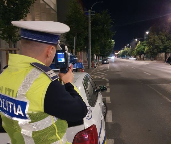 Polițiștii din cadrul Serviciului Rutier au oprit pentru control pe drumul județean 702 B, în localitatea Râncaciov, un autoturism condus de un bărbat, de 48 de ani, din comuna Dragomirești.