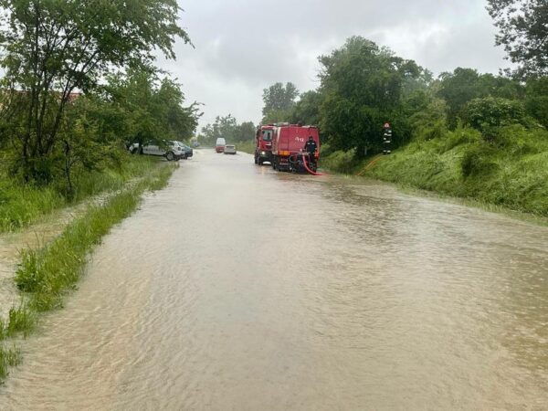 Intensificări ale vântului, vijelii, averse torențiale, frecvente descărcări electrice și căderi de grindină se anunță în tot județul Dâmbovița.