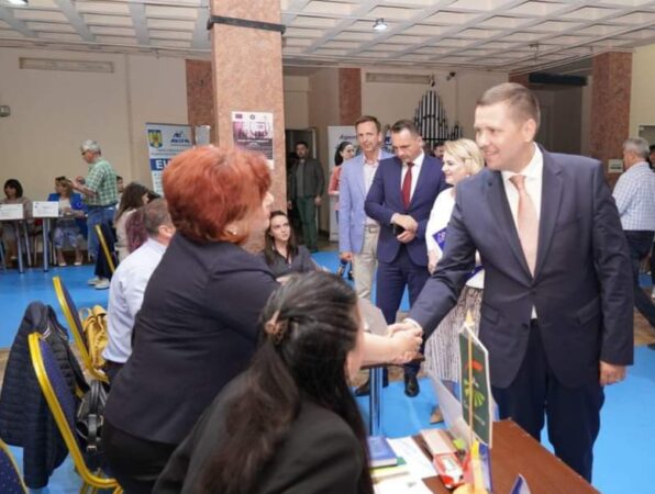 AJOFM Dâmbovița anunță noi locuri de muncă disponibile pentru persoanele care doresc să se angajeze În baza de date a AJOFM Dâmbovița sunt înregistrate astăzi 538 de posturi vacante.