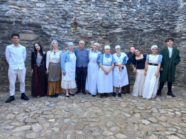 Succesul piesei „Amorul medic” la Zilele județului Dâmbovița 11 cursanți ai Clasei de Teatru din cadrul Școlii Populare de Arte „Octav Enigărescu”, coordonați de profesorul Lupu Ștefanis, au avut