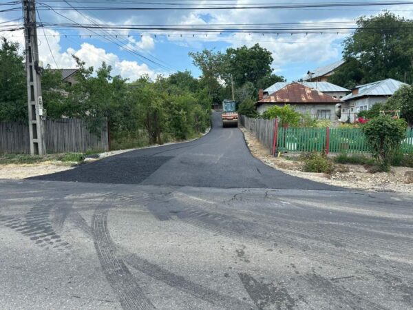 În comuna Răzvad, alte două străzi importante, Dispensar și Lunca (tronson), au fost asfaltate Primarul comunei Răzvad, Emanuel Spătaru, a anunțat că lucrări de asfaltare s-au desfășurat și în cursul zilei de sâmbătă, în cadrul unui amplu program de modernizare a infrastructurii locale.