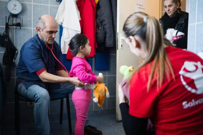 134 de cabinete de medicină de familie s-au înscris în cadrul programului „Primul pas spre sănătate” 134 de cabinete de medicină de familie care au nevoie de echipamente şi mobilier medical s-au înscris la apelul lansat de Salvați Copiii în cadrul programului „Primul pas spre sănătate” finanțat de Fundația OMV Petrom.