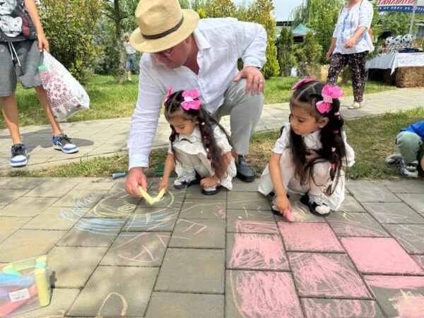 Copilăria este inima tuturor vârstelor Primarul Marius Caravețeanu a pregătit momente pline de voie bună și pentru copiii din satele Colacu, Săbiești,