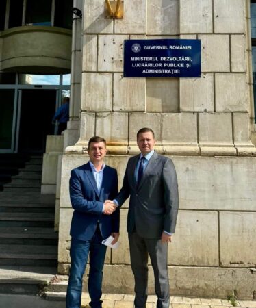 Dezvoltarea comunei Corbii Mari, continuă cu investiții majore privind rețea de canalizare în toate satele Primarul comunei Corbii Mari, Ionuț Bănică, a semnat recent un contract de finanțare pentru un proiect major privind înființarea rețelei