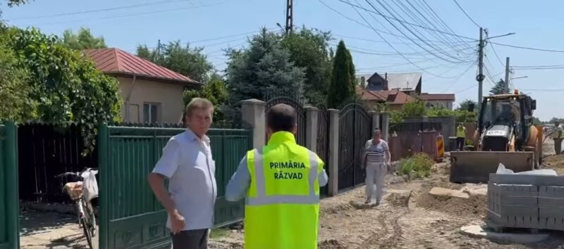În comuna Răzvad, lucrările de modernizare a tramei stradale sunt în plină desfășurare În comuna Răzvad, lucrările de modernizare a tramei stradale sunt în plină desfășurare, chiar și în condițiile caniculei.