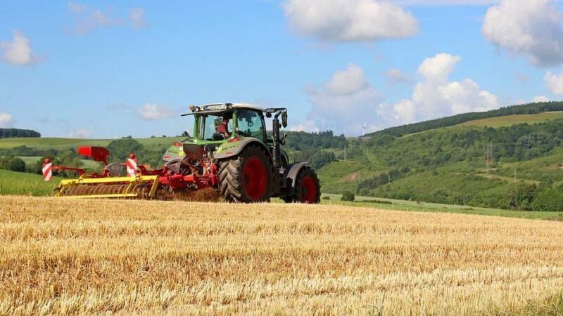 IMPORTANT pentru fermierii dâmbovițeni: Condițiile accesării fondurilor europene pentru achiziția simplă de utilaje agricole au fost publicate Prin pachetul 4.1.1. se pot depune proiecte de achiziții simple de utilaje agricole în cazul în care exploatația cuprinde culturi de câmp