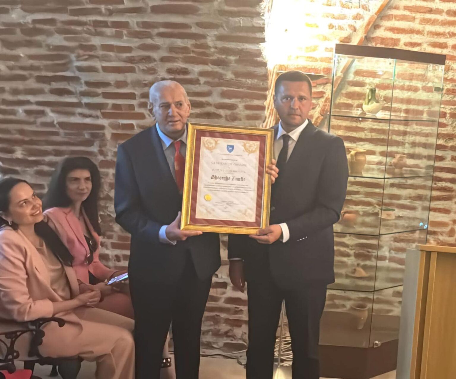 Maestrul GheorgheZamfir a primit titlu de Cetățean de onoare al județului Dâmbovița La împlinirea a 512 ani de la atestare documentarăa județului Dâmbovița, a avut loc ședința festivă a Consiliului Județean Dâmbovița, ce s-a desfășurat în incinta Palatului Brâncovenesc de la Potlogi.