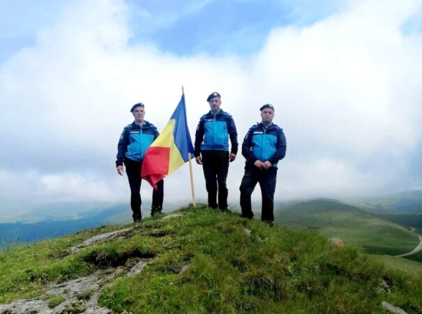 Misiune îndeplinită: Jandarmii dâmbovițeni au arborat Drapelul la 2162 de metri, pe Vârful Cocora Misiune îndeplinită: Jandarmii dâmbovițeni au arborat Drapelul la 2162 de metri, pe Vârful Cocora