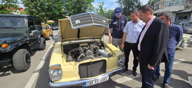 Farmecul mașinilor de epocă la Retroparada „Iubim Dâmbovița” Ieri, la Retroparada "Iubim Dâmbovița", mașinile de epocă din anii 70-80 au captat atenția tuturor participanților.