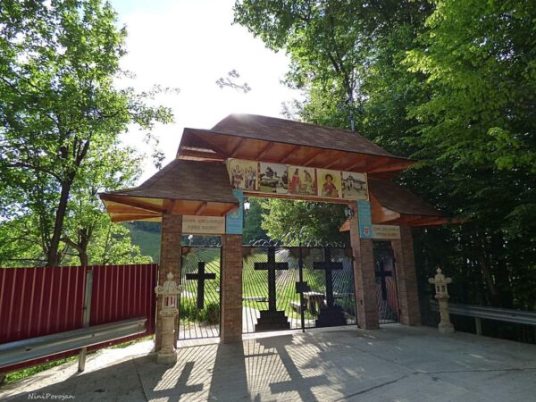 Sfânta Mănăstire Bunea, un colț de rai Sfânta Mănăstire Bunea este un monument istoric cu arhitectură tipică vremii domniei lui Matei Basarab, situată pe culmea dealului Vulcana