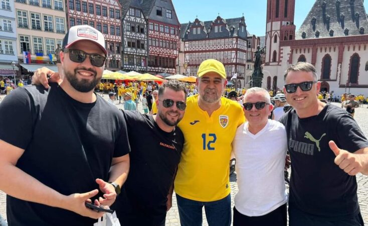 Premierul Marcel Ciolacu s-a îmbrăcat în tricoul naționalei și s-a fotografiat alături de suporterii români pe străzile Frankfurtului Într-o nouă demonstrație de susținere pentru echipa națională de fotbal a României, premierul Marcel Ciolacu a călătorit din nou în Germania pentru a asista la ultimul meci din grupe al echipei.