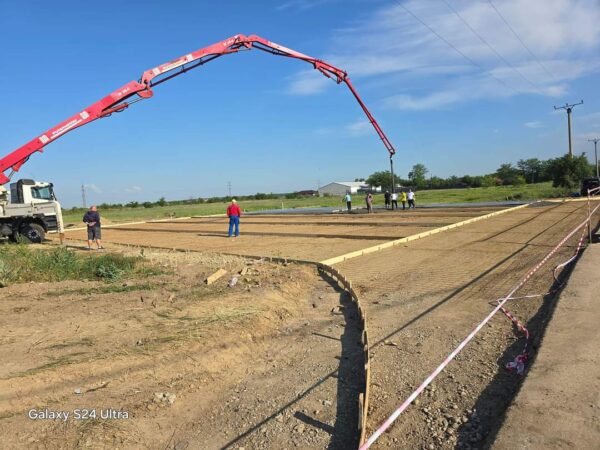 Dezvoltare locală: Stație de capăt pentru traseul Niculești-Periș în curs de construcție Lucrările pentru construcția unei stații de capăt pentru traseul Niculești-Periș sunt în plină desfășurare, cu implicarea atentă a primarului comunei Niculești, Dorinel Soare, și a administrației din Periș.