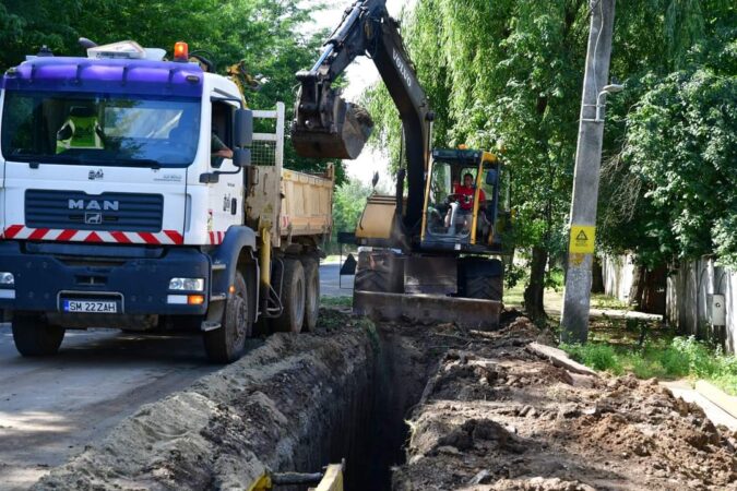 Răcari: Modernizare extinsă a rețelei de apă și canalizare În orașul Răcari, se desfășoară ample lucrări de modernizare a rețelei de apă și canalizare, sub atenta supraveghere a edilului Marius Caraveţeanu.